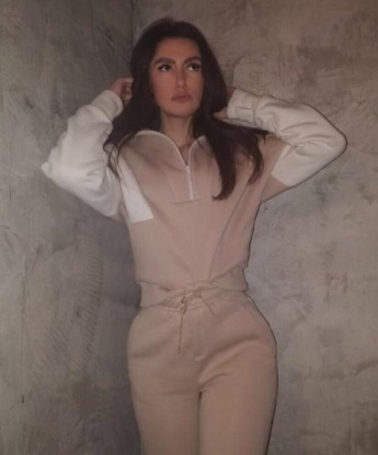 Мое опытное прикосновение принесет тебе невероятное удовольствие. Я могу быть твоей искренней подругой или воплотить в жизнь твои самые смелые фантазии. Выезжаю по Москве и готова встретиться с тобой в любое время. У меня множество положительных отзывов, которые гарантируют высокое качество моих услуг. Для твоего удобства прикрепила немного фото, чтобы ты мог оценить мою красоту. Жду с нетерпением нашей встречи! 😘🌸🔥 14940, 25 лет